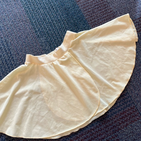 Little girl ballet outfit set for dance class, Capezio leotard & skirt, size 6-7 - Picture 4 of 5